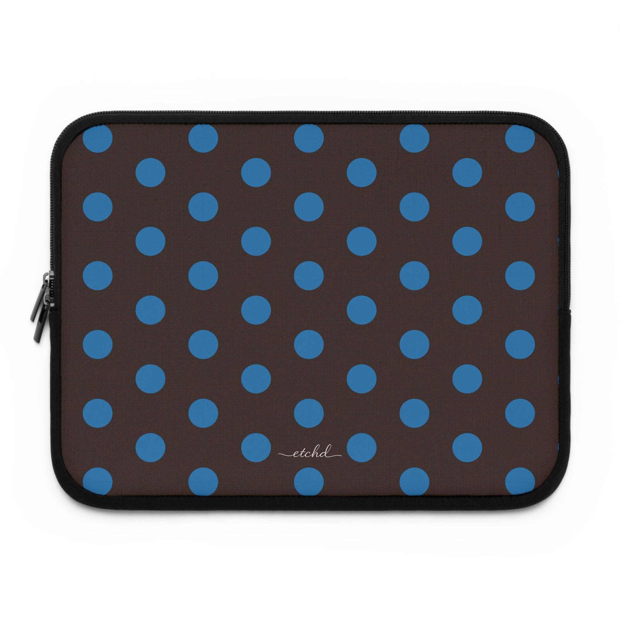 Cerulean And Espresso Polka Dot Housse ordinateur par etchd