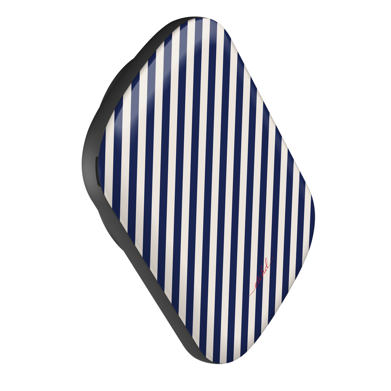Navy & Cream Striped Diagonal Powerbank magnetico di etchd, vista 3