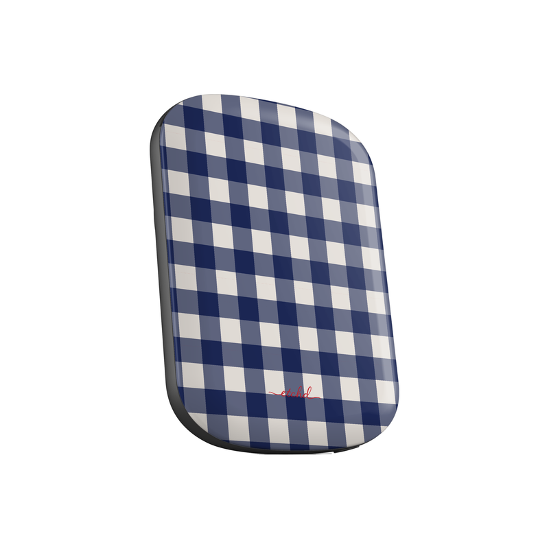 Navy & Cream Gingham Powerbank magnetico di etchd, vista 2