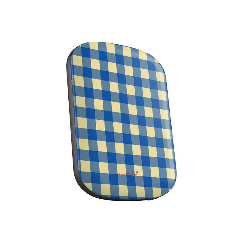Butter & Cobalt Gingham Powerbank magnetico di etchd, vista 2