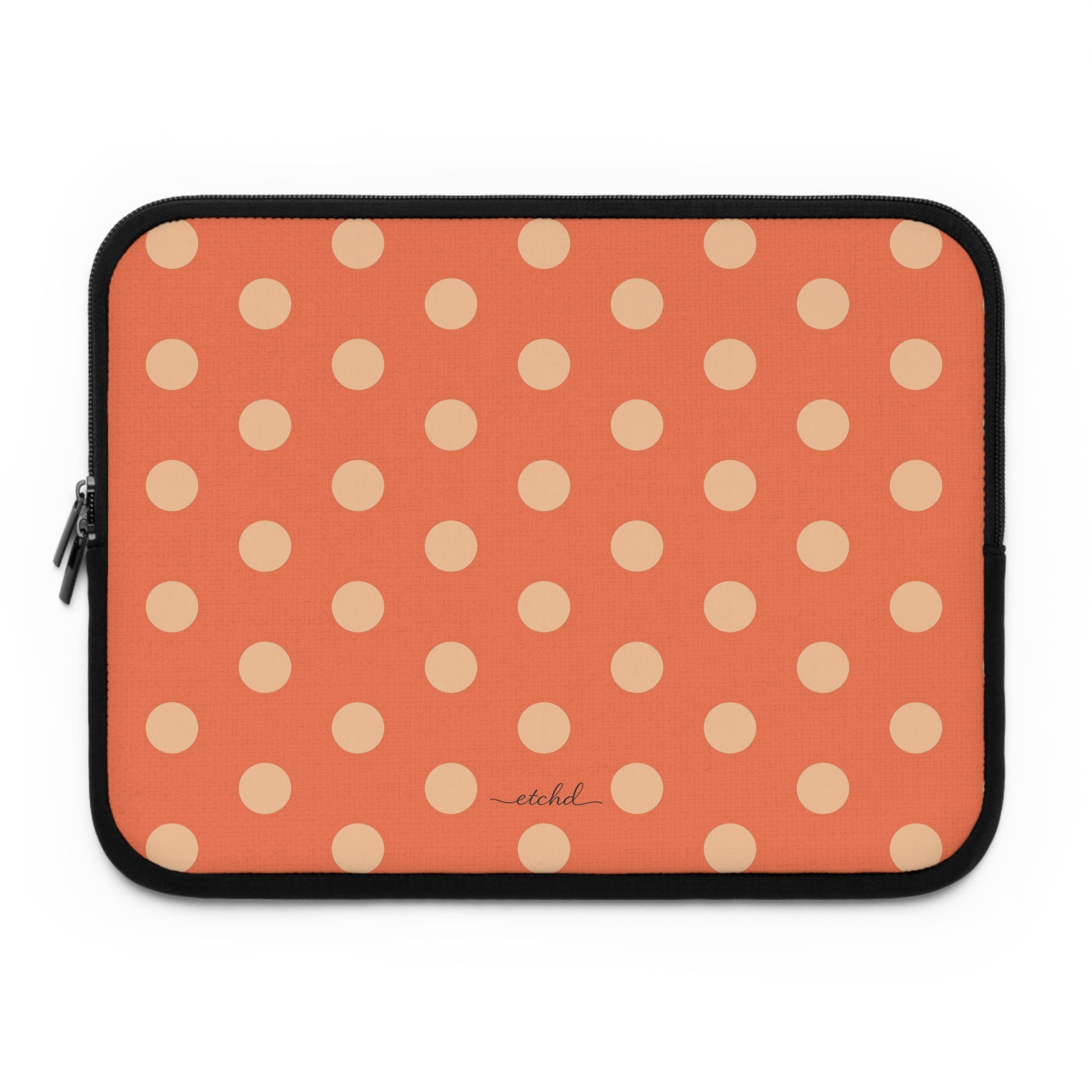 Peach And Coral Polka Dot Laptophülle von etchd