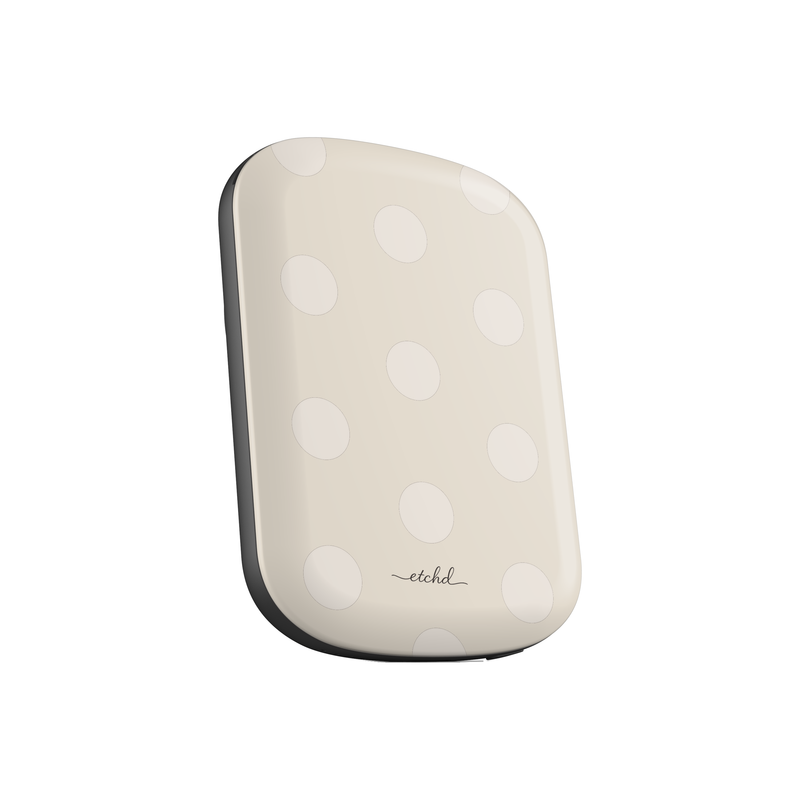 Neutral Polka Dot Powerbank magnetico di etchd, vista 3